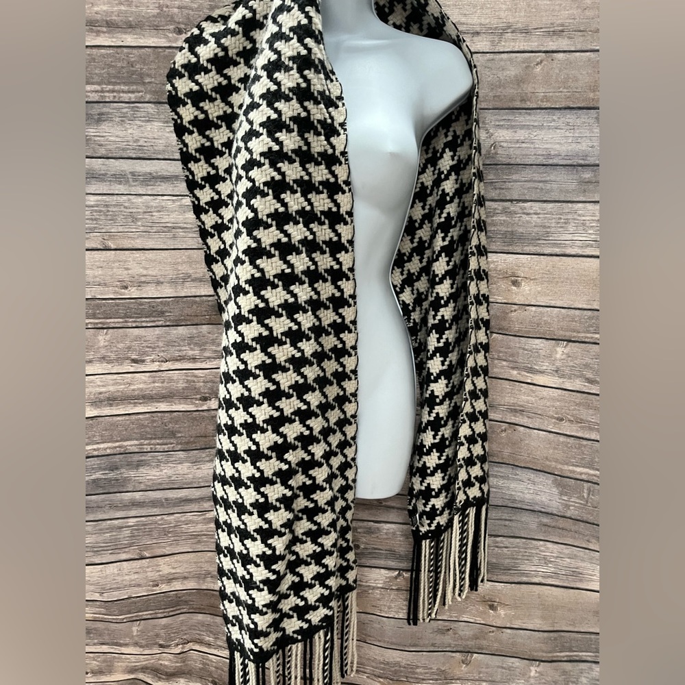 Banana Republic houndstooth scarf, extra long